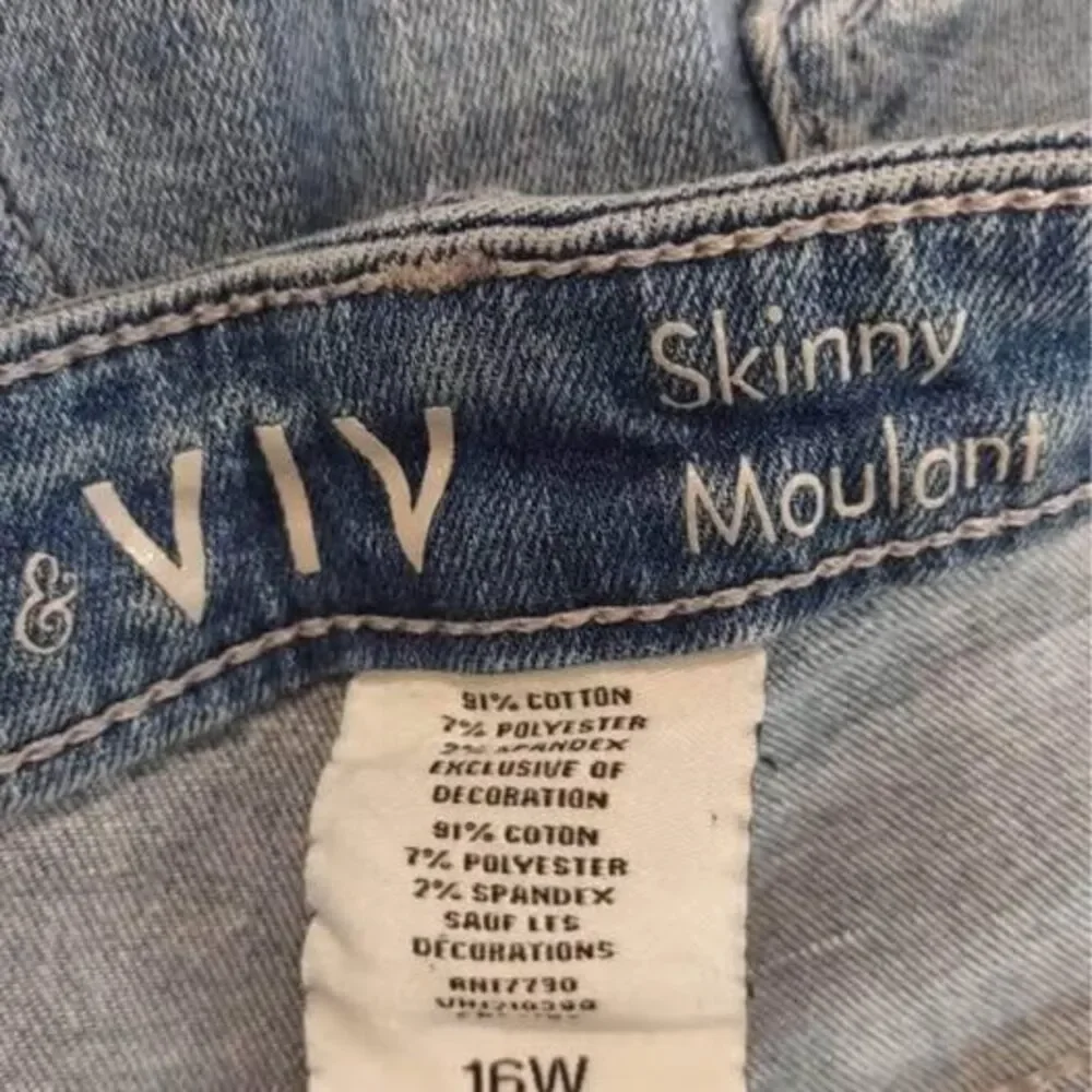 1X size 16 Ava & Viv denim jeans Skinny Moulant style distressed 30” inseam C726